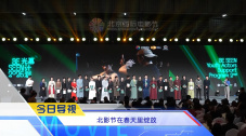 佩通坦泳装图片